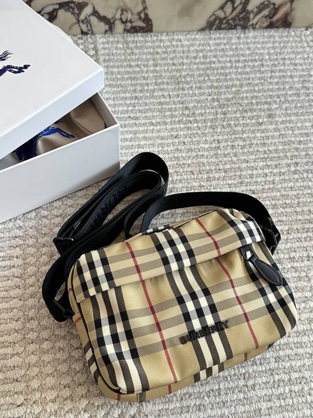 Burberry camera bag. Whether for everyday outings or travel, this camera bag has