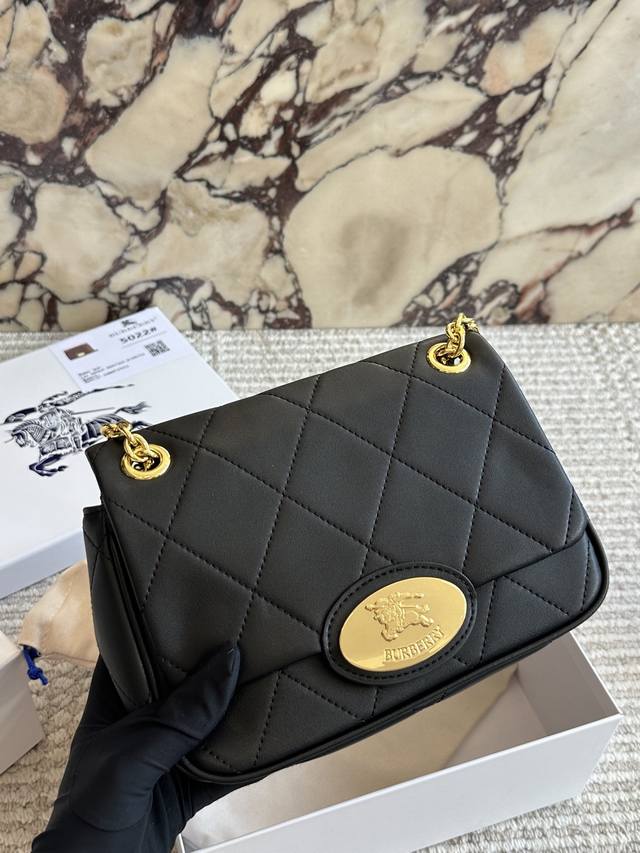 My dream bag, the Burberry Strand! The calfskin of this Burberry Strand is abso