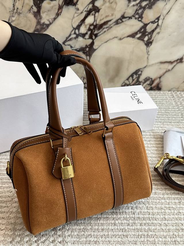 Comes with box Size: 26*16Cm Celine's gorgeous pillow bag Retro, sexy, and vers