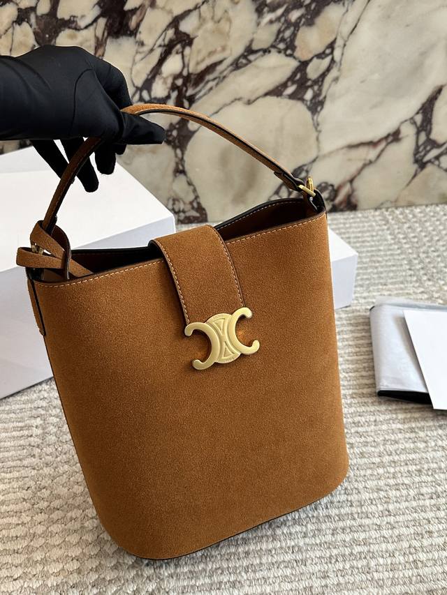 Comes with box Size: 24*25cm Celine bucket bag I've always loved bucket bags Th