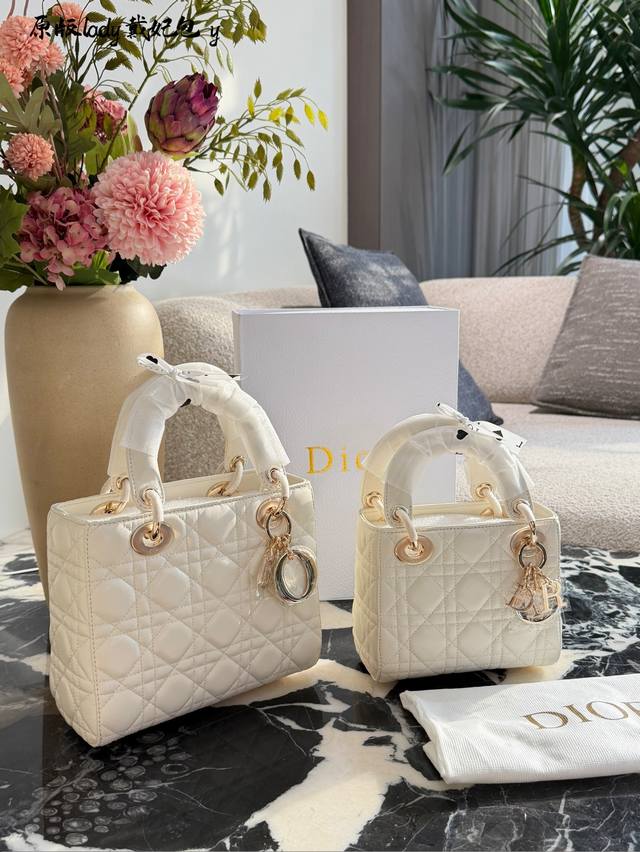 Dior Lady Dior Leather Bag The classic Dior Lady Dior bag features cannage stitc