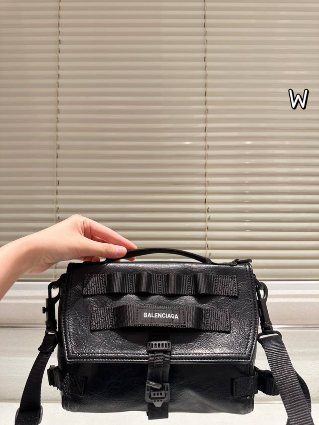 Balenciaga Vintage Messenger Bag, Size 24.19 DDD