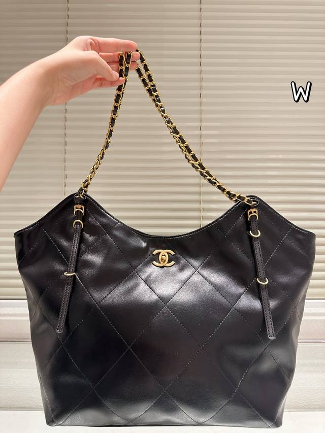 Chanel underarm chain bag, classic black and gold color scheme, quilted pattern