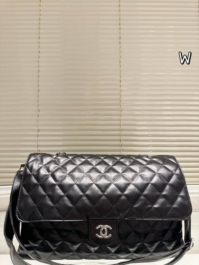 Chanel Chain Shoulder Bag Relaxed and easy to carry A delightful surprise when w