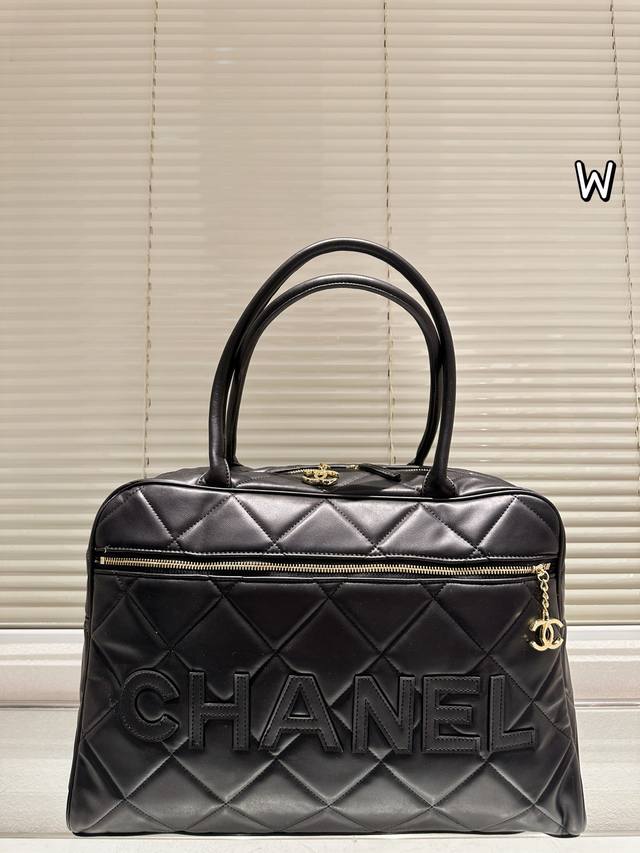 Chanel Black and Gold Quilted Camera Camera (DDD) This Chanel black and gold qui