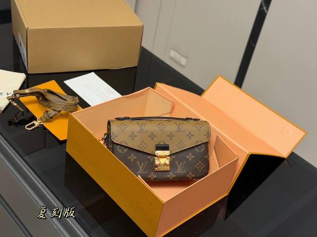 Comes with a folding box/airplane case Size: 21cm Lv Top Quality Messenger Bag