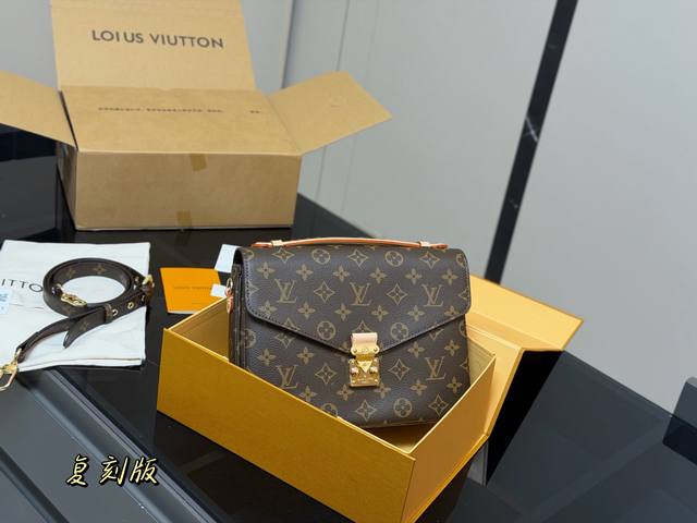 Comes with a folding box/airplane case Size: 25cm Lv Top quality messenger bag