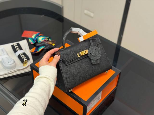 Comes with a folding box Size: 20cm Hermes Kelly The size is just right! It's s