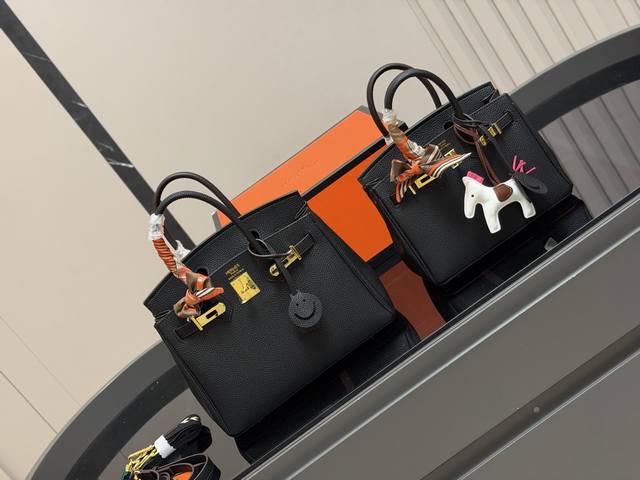 Comes with a folding box Size: 30cm 25cm The season for carrying a Birkin bag i