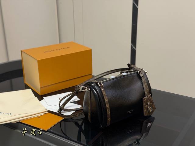 Comes with a folding box/airplane box Size: 25*17Cm LV Express New Arrival Get