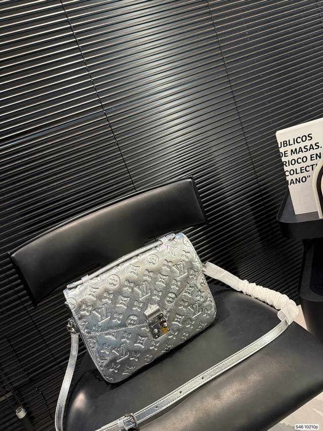 LV Pochette Metis Silver Messenger Bag The LV Pochette Metis silver messenger ba