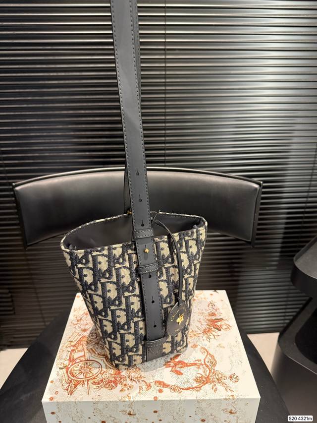 New Dior Star Bucket bag with folding box is now available! Shoulder or hand ca