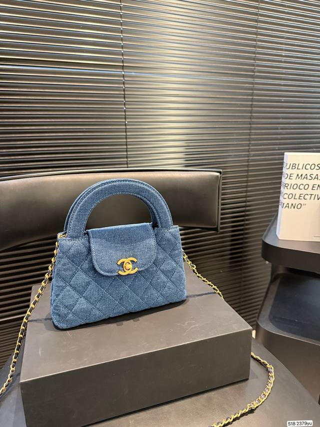 This 23Ss Chanel denim tote bag with a folding box looks amazing on! I love it!