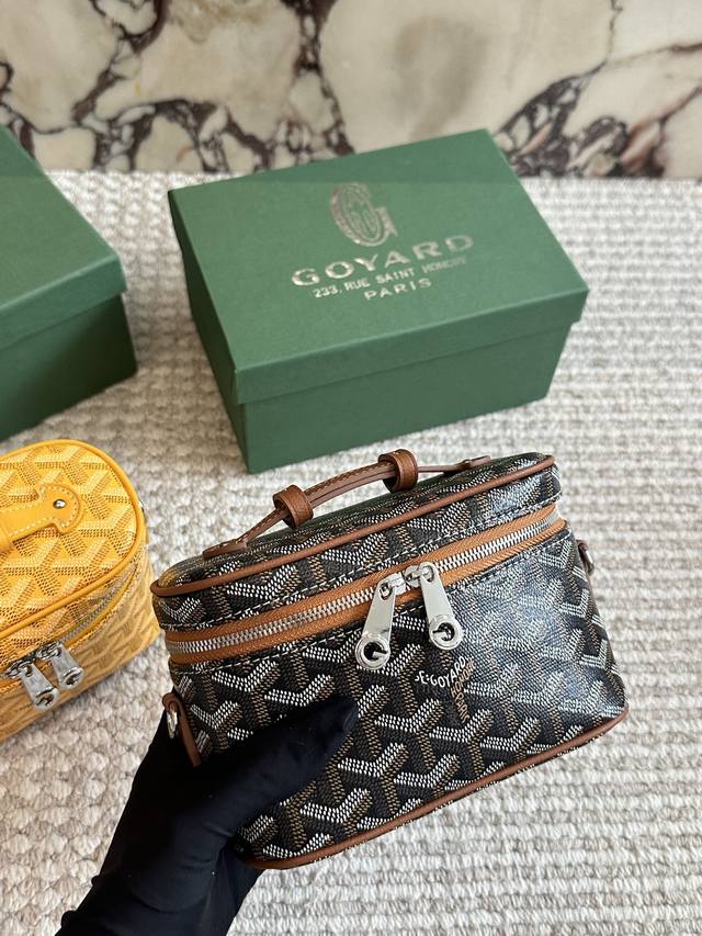 Comes with box Size: 18*12Cm I have a makeup bag now! Goyard toiletry bag/makeu