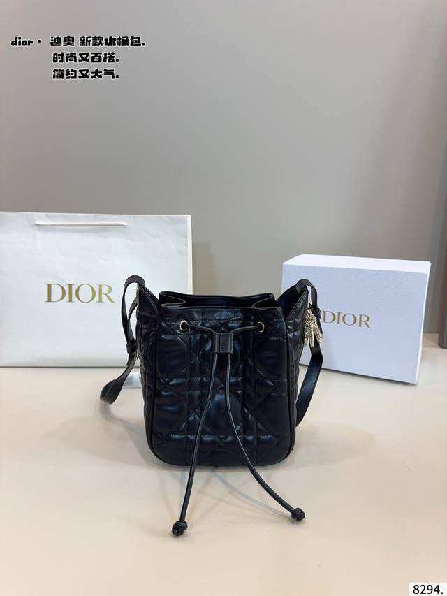 Comes with gift box Dior's new Caro bucket bag. A cool and sweet bucket bag It