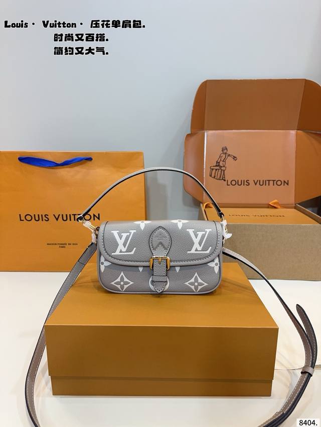 Comes with a gift box. The LV baguette bag looks amazing with any outfit! The d