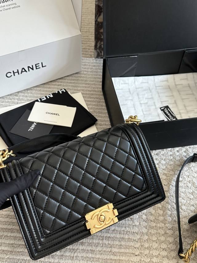 New arrival of Chanel's classic Le Boy mom bag! This is so beautiful, it's prac