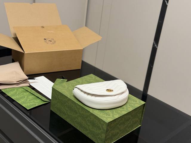 Comes with a folding box/airplane box Size: 20*13Cm Gucci Mamon Saddle Bag Clas