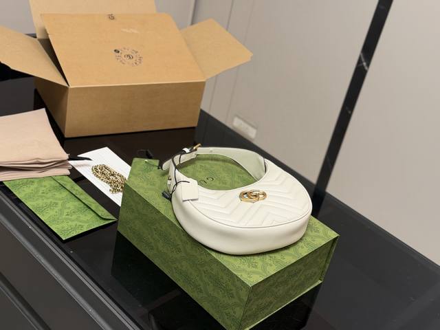 Comes with a folding box/airplane box Size: 21*11Cm Gucci Marmont New Moon-shap