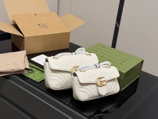 Comes with a folding box/airplane box. Size: 22cm, 26cm. Available in three siz