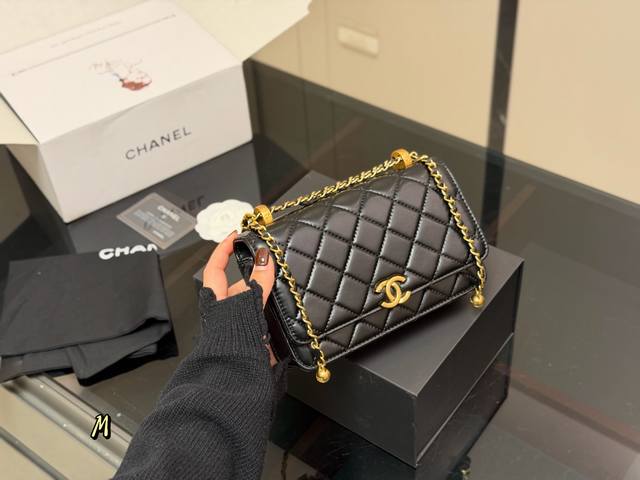 Comes with a folding box/airplane box Size: 20.13Cm Chanel's new double-ball "f
