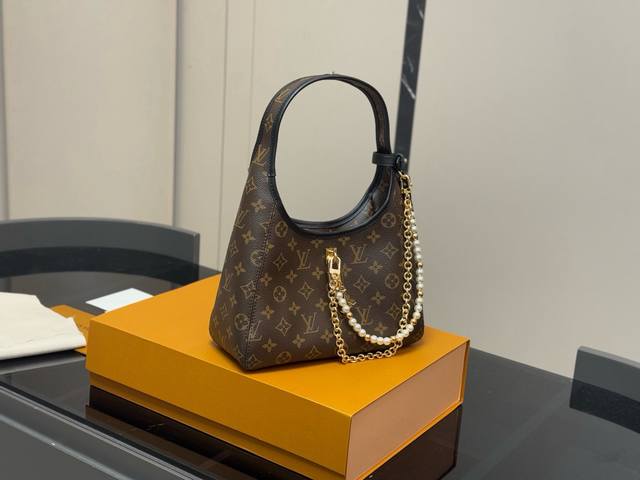 Comes with a folding box/airplane box New LV The Drop shoulder bag This new bag