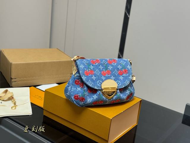 Comes with a folding box/airplane box replica Size: 26*18Cm Lv Denim Sunset is