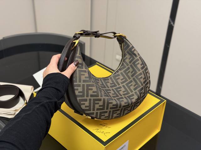 Comes with a folding box Size: 28*16Cm Fendi New Moon Horn Bag With shoulder st