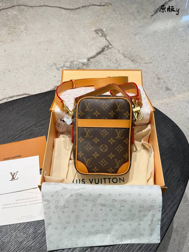 Lv Camera Bag/Phone Bag, Monogram Canvas, Yellow Leather, Brand New 7520 Louis V