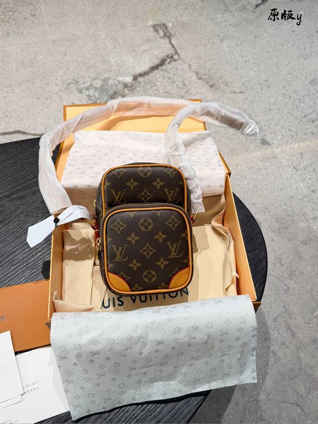 LV Phone Bag/Camera Bag M14014 Monogram This stylish Amazone crossbody bag is cr