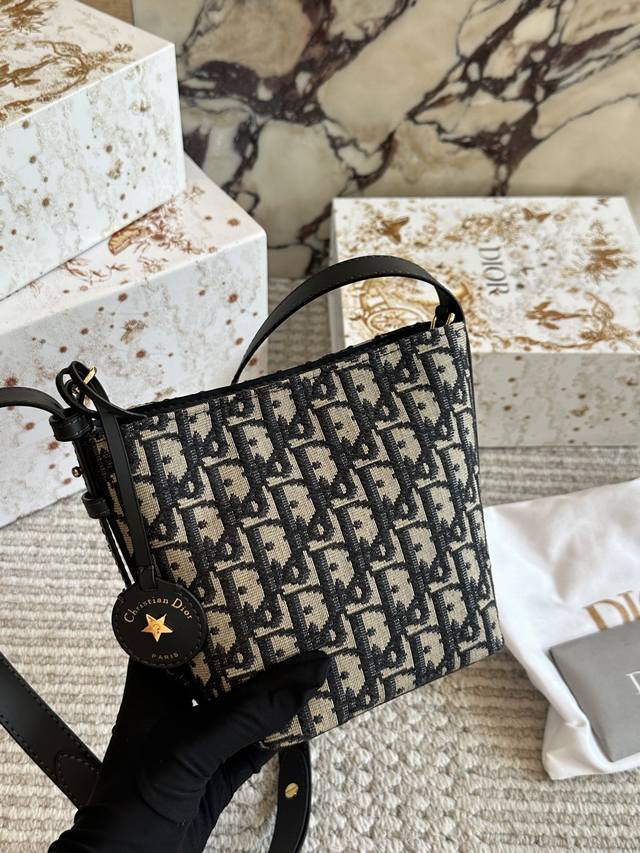 Comes with box Size: 13 16cm I love this super cute new bucket bag! D brand buc