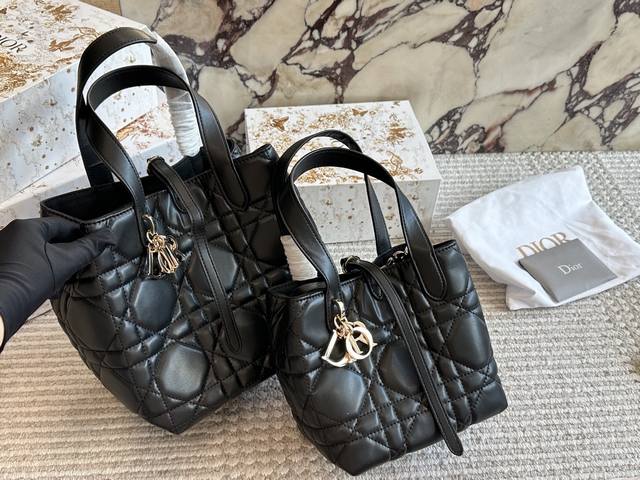 Comes with box Size: 24*21Cm 18*17Cm The super popular Toujours tote bag from I