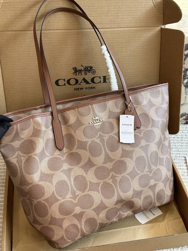 The Coach City33 bag is so beautiful, I love it so much! The Coach City33 bag wi