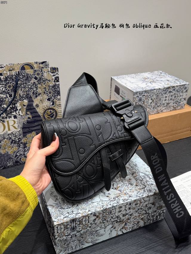 Gift Box Packaging Chip Version! Dior Gravity Saddle Bag, black grained calfskin