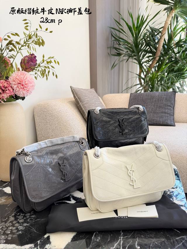 YSL Niki Medium Silver Chain Bag This YSL Niki medium silver chain bag is made o