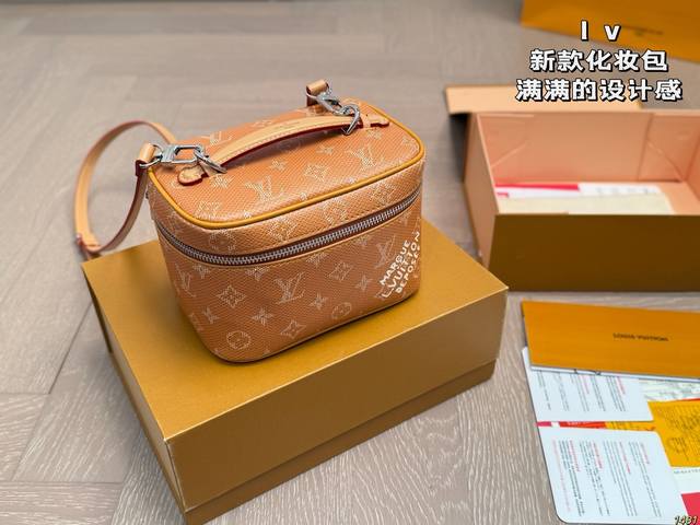 LV Louis Vuitton New Makeup Bag The latest design is so cute! It's also very exq