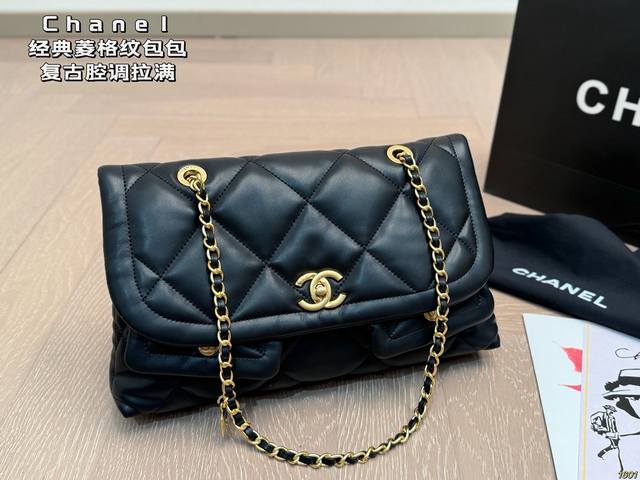 Chanel 25K The classic quilted pattern, double hardware, and small gold plaque o