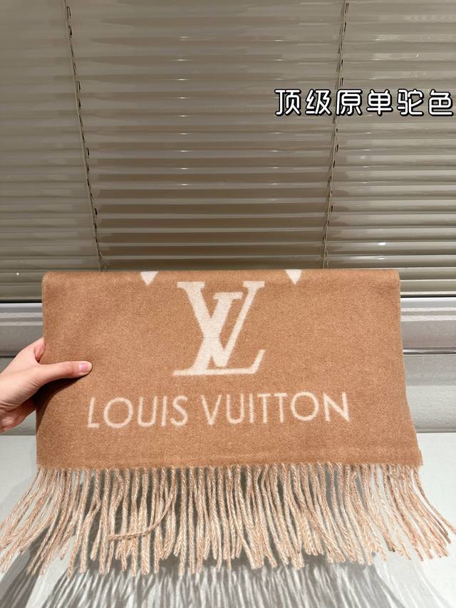 Top-quality original LV best-selling scarf, a must-have! Wearing it makes you lo