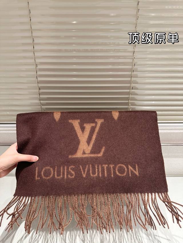 Top-quality original LV best-selling scarf, a must-have! Wearing it makes you lo