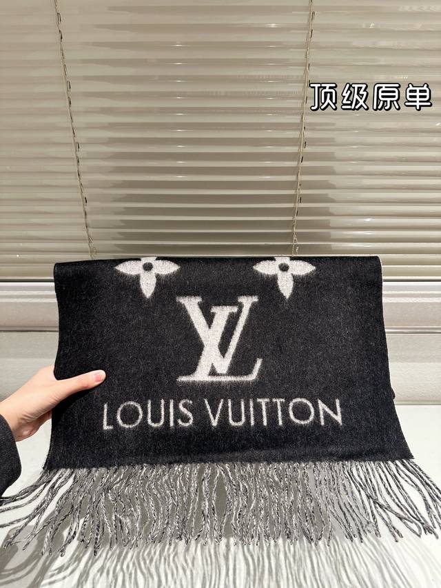 Top-quality original LV best-selling scarf, a must-have! Wearing it makes you lo