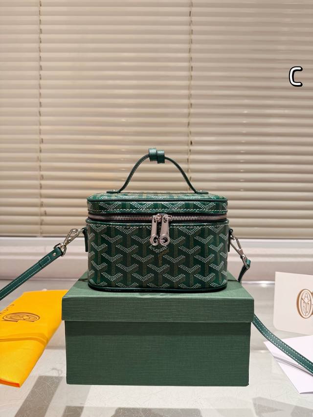 Comes with box Size: 18*12Cm I have a makeup bag now! Goyard toiletry bag/makeu