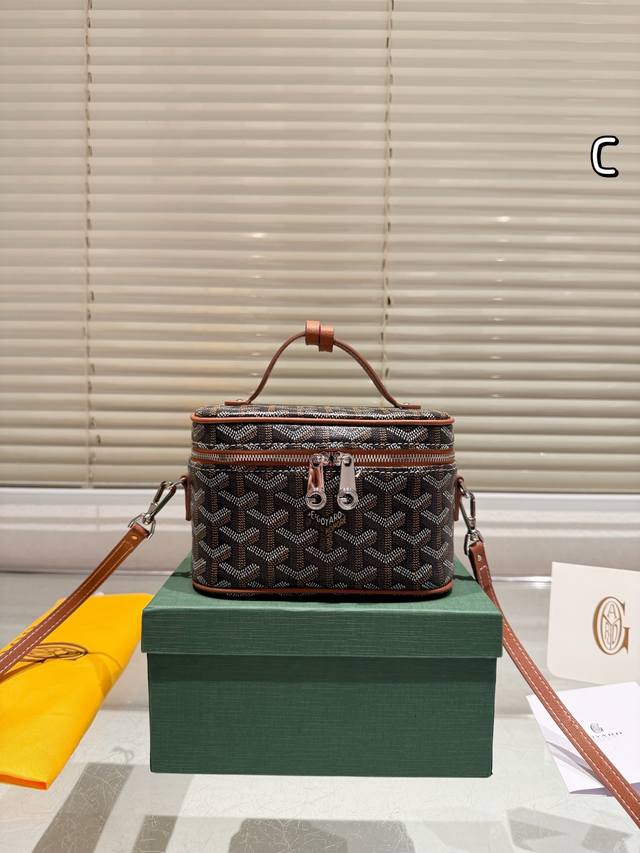 Comes with box Size: 18*12Cm I have a makeup bag now! Goyard toiletry bag/makeu