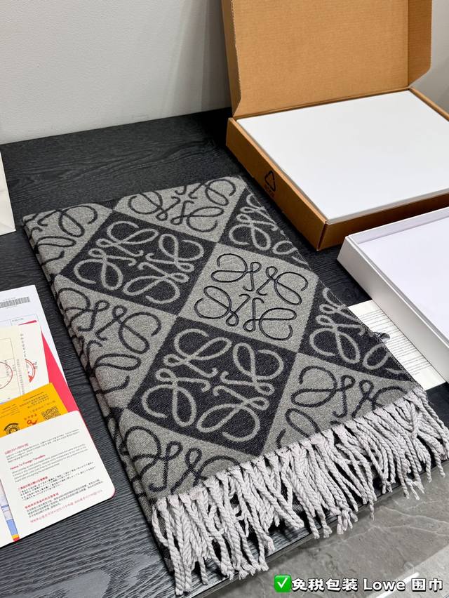 Duty-free gift box Loewe checkered scarf, super value version Loewe's checkered