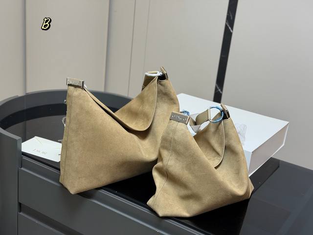 Comes with Box Dior Christian Hobo The Dior Christian Hobo bag is a vibrant and