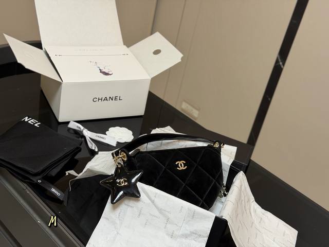 Comes with a folding box/airplane box Chanel Coco Neige 25N 25K I fell in love