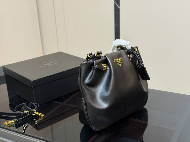 Comes with box Size: 32.26cm Prada's new tote bag Adds a touch of casualness an