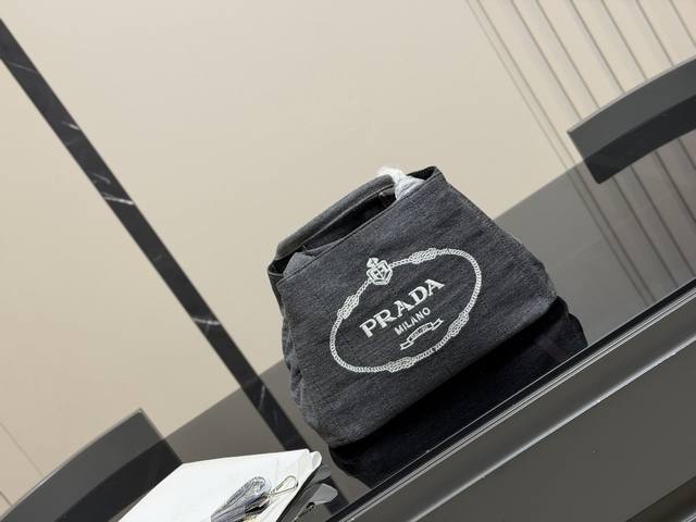 Size: 30.18cm Another day of falling in love with a Prada tote bag. I absolutely