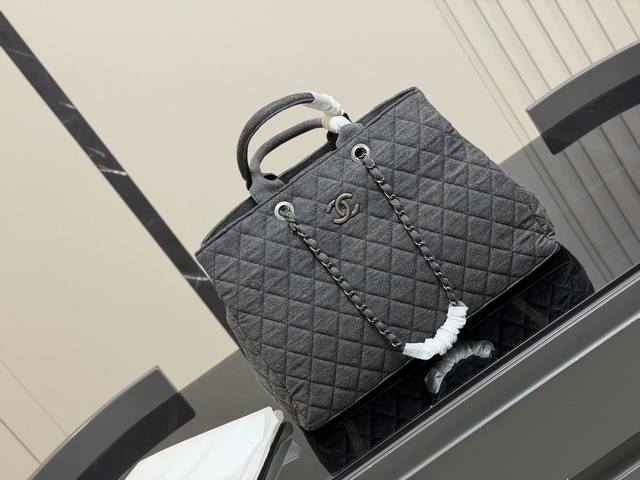 Size: 39*27cm Chanel Tote Shopping Bag Simple and elegant!! No excessive embelli