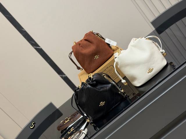 Comes with box Coach's new Mini Faye, each color is so exquisite Sisters who wa