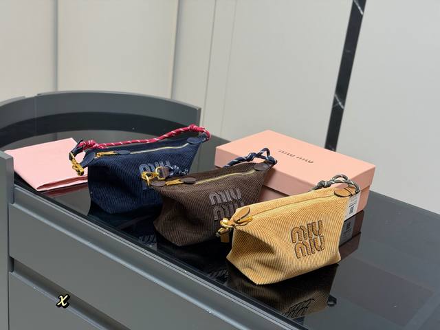 Comes with a lunchbox Size: Bottom width 18*15Cm Miumiu mini lunchbox~ Comes wi